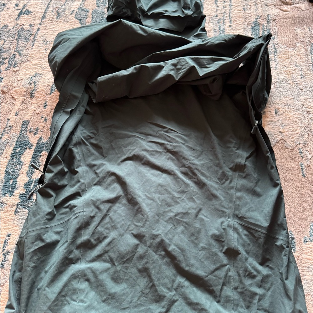 Mountain Hardwear Women’s Deep Green Rain Jacket - Size Medium - Picture 7 of 13